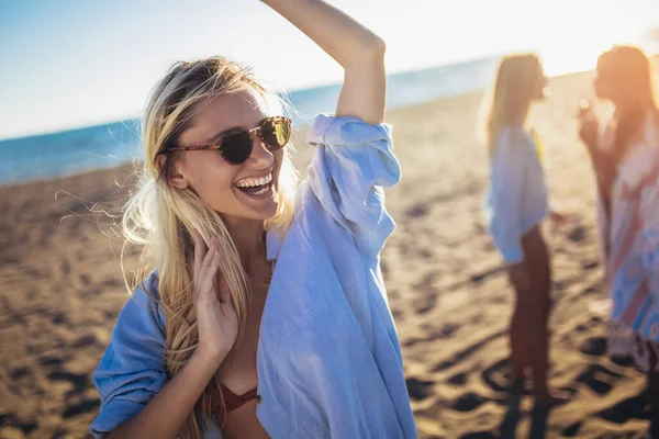 Três Meninas Bonitas Divertindo Praia — Fotografia de Stock