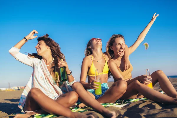 Group Young Women Friends Drinking Together Beach — Stockfoto