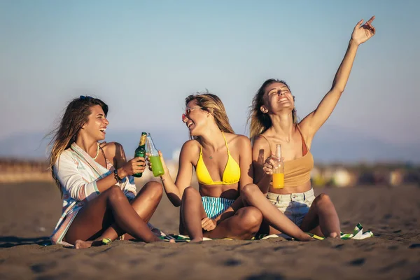 Group Young Women Friends Drinking Together Beach — Stockfoto