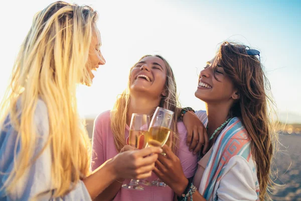 Gelukkig Jonge Vrouwen Drinken Champagne Vrijgezellenfeest Het Strand — Stockfoto