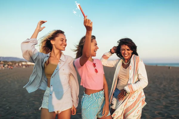Grupo Amigos Felizes Andando Bela Praia Pôr Sol Verão Suas — Fotografia de Stock