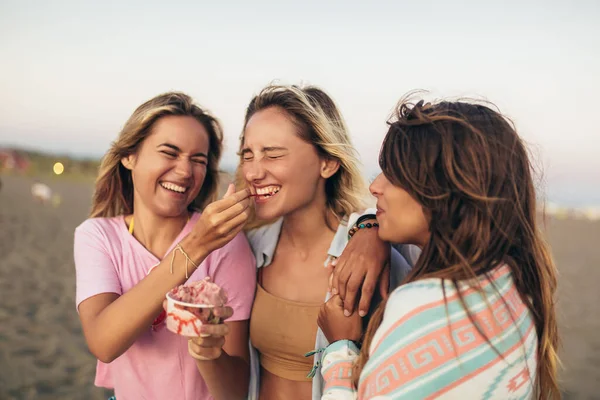 Vacances Été Vacances Les Filles Mangent Crème Glacée Sur Plage — Photo