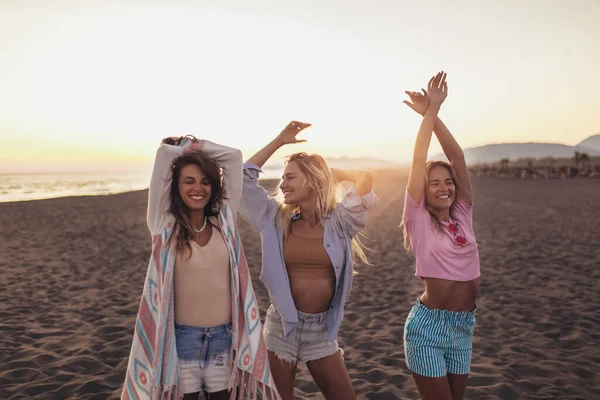 ビーチを歩く幸せな若い女性のグループ — ストック写真