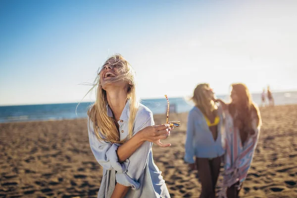 Drie Mooie Meisjes Plezier Het Strand — Stockfoto