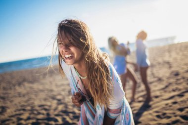 Üç güzel kız sahilde eğleniyor.