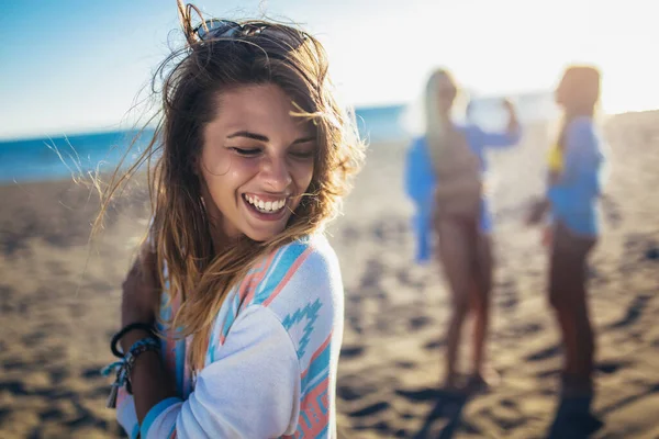 Três Meninas Bonitas Divertindo Praia — Fotografia de Stock