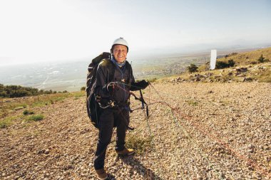 Yerdeki etkin kıdemli paraglider uçmaya hazırlanıyor.