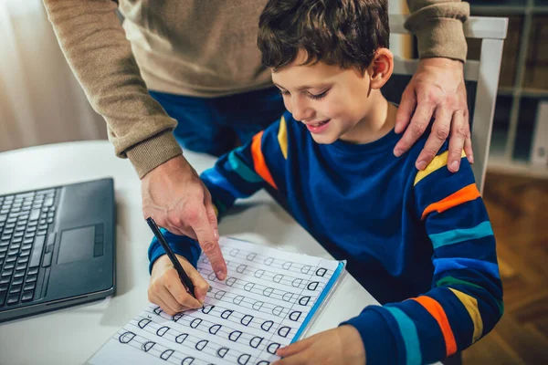 Enfant Pratiquant Écriture Maison Avec Aide Son Père — Photo