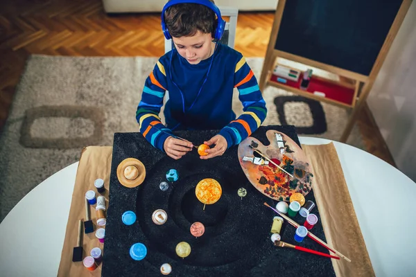 Glad Skolpojke Gör Ett Solsystem För Ett Skolvetenskapligt Projekt Hemma — Stockfoto