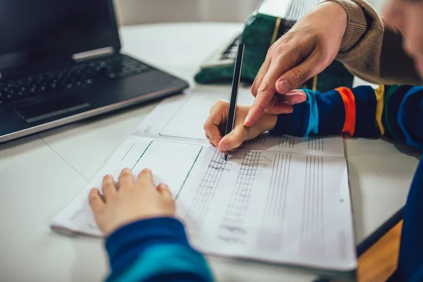 Kleine Jongen Schrijft Muzieknoten Viooltoonsoort Thuis — Stockfoto