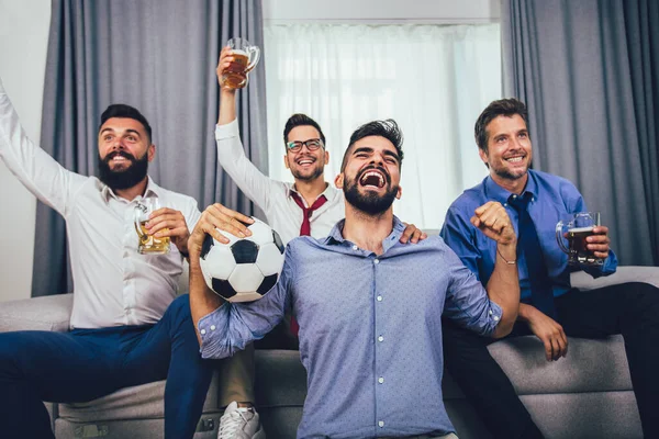 Männliche Freunde Sehen Fußballspiel Emotional Wohnzimmer — Stockfoto