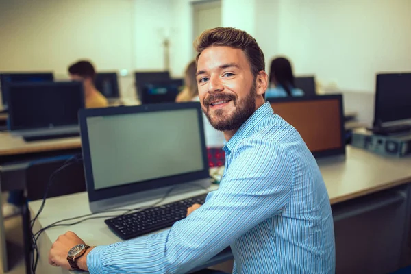 Étudiants Dans Laboratoire Informatique — Photo