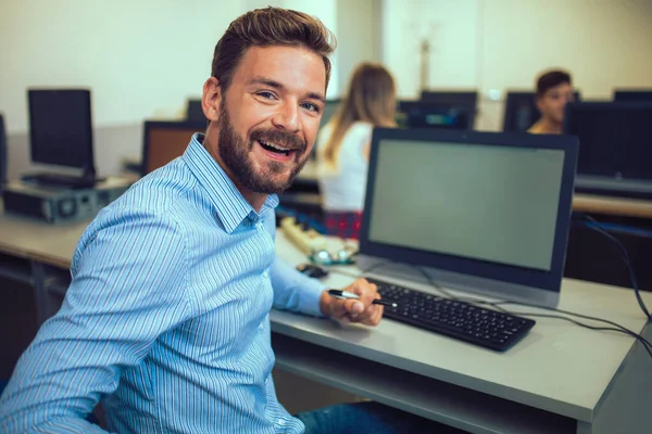 Étudiants Dans Laboratoire Informatique — Photo