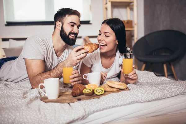 Романтическая Счастливая Пара Завтракает Постели — стоковое фото