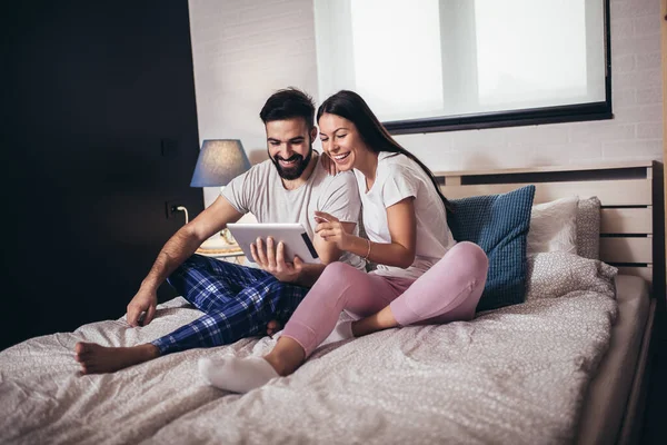 Adorable Young Relaxed Couple Sitting Bad Reading News Tablet — Stock Photo, Image