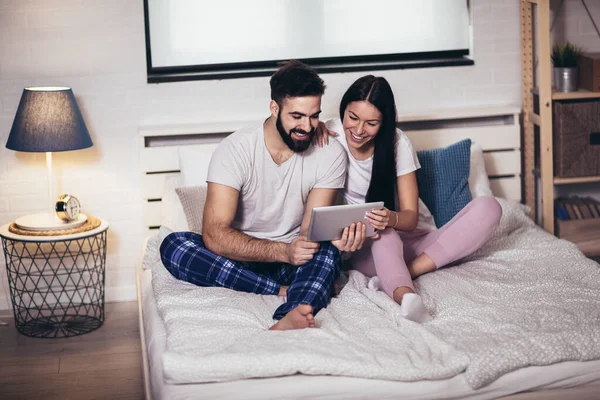 Adorable Young Relaxed Couple Sitting Bad Reading News Tablet — Stock Photo, Image