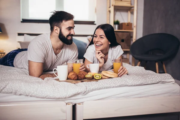 浪漫快乐的夫妻在床上吃早餐 — 图库照片