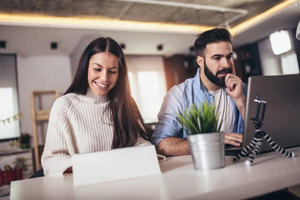 Pareja Joven Usando Ordenador Portátil Una Tableta Digital Juntos Trabajando — Foto de Stock