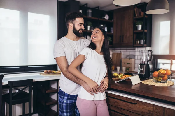 若い夫婦が家で朝食を作っている キッチンで楽しい時間を過ごすカップル — ストック写真