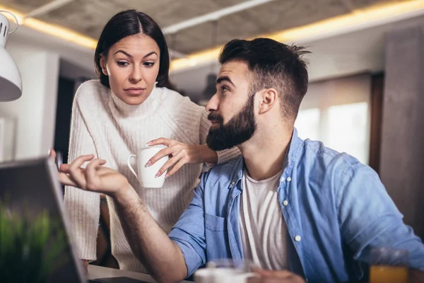 Pareja Joven Usando Ordenador Portátil Una Tableta Digital Juntos Trabajando — Foto de Stock