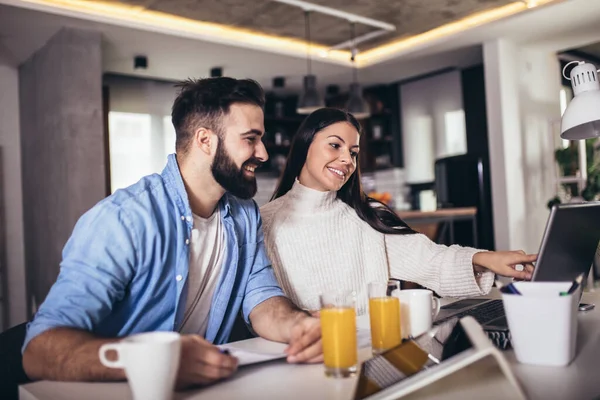 Casal Jovem Usando Laptop Tablet Digital Juntos Trabalhando Hom — Fotografia de Stock