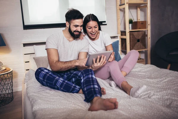 Adorable Young Relaxed Couple Sitting Bad Reading News Tablet — Stock Photo, Image