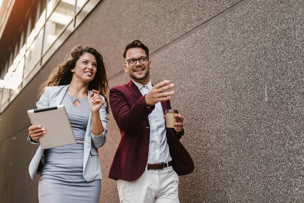 Knappe Man Mooie Vrouw Als Zakenpartners Met Behulp Van Digitale — Stockfoto