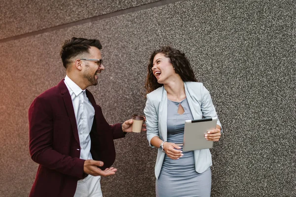 Knappe Man Mooie Vrouw Als Zakenpartners Met Behulp Van Digitale — Stockfoto