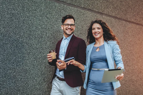 Knappe Man Mooie Vrouw Als Zakenpartners Met Behulp Van Digitale — Stockfoto