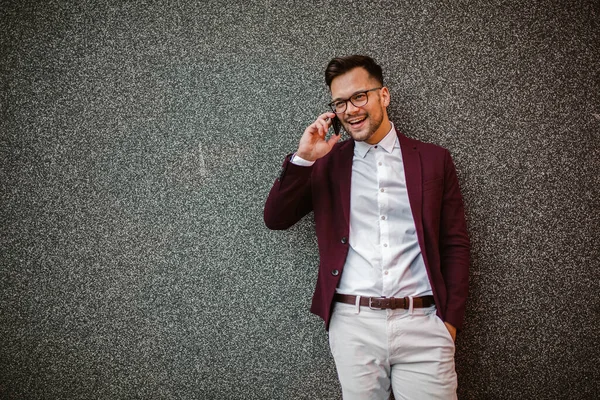 Gelukkig Knappe Zakenman Met Behulp Van Mobiele Telefoon Outdoor — Stockfoto