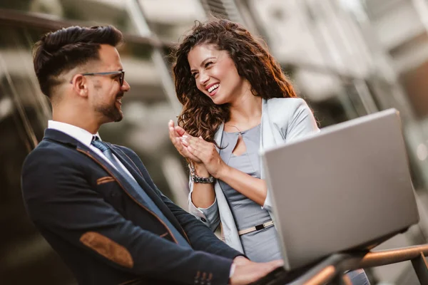 Knappe Man Mooie Vrouw Als Zakenpartners Met Behulp Van Laptop — Stockfoto