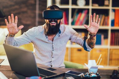 VR kulaklıkla ilgili iş deneyimi. Sanal gerçeklik gözlüğü takan adam şehir tasarımı projesinde çalışıyor.