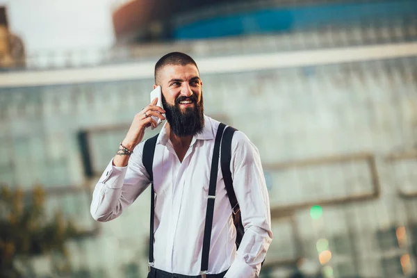 Young Bearded Businessman Talking His Phone Outdoors — Stock Photo, Image