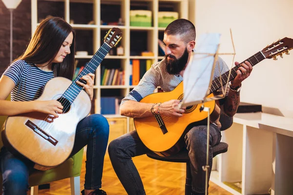 Musiklehrerin Unterrichtet Junges Mädchen Beim Gitarrespielen Hause — Stockfoto