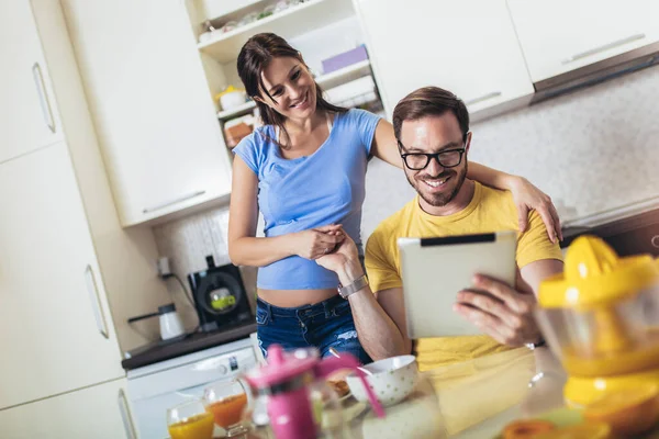 Έγκυος Γυναίκα Άντρα Στην Κουζίνα Διασκεδάζει Χρήση Ψηφιακής Ταμπλέτας — Φωτογραφία Αρχείου