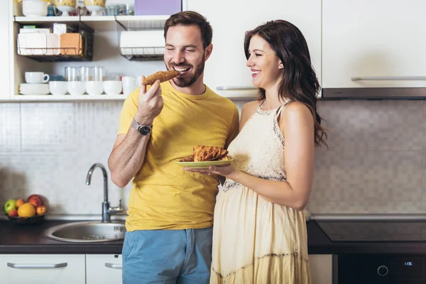 妊娠中の女性とともに夫でザキッチン楽しい — ストック写真