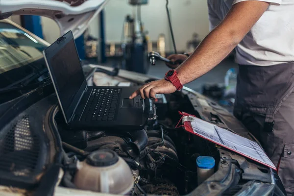 Meccanico Auto Professionale Che Lavora Nel Servizio Riparazione Auto Utilizzando — Foto Stock