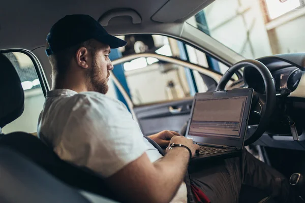 Professionele Auto Monteur Werken Auto Reparatie Service Met Behulp Van — Stockfoto