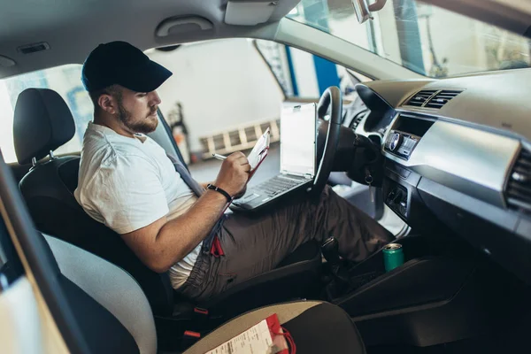 Mecánico Coche Profesional Que Trabaja Servicio Reparación Automóviles Utilizando Ordenador —  Fotos de Stock