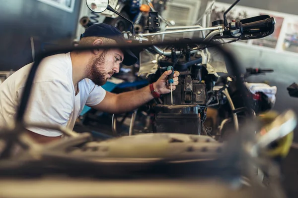 Profesionální Motocyklový Mechanik Pracující Opravně Kol — Stock fotografie