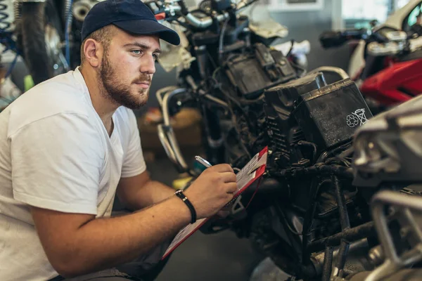 Professionele Motorfiets Monteur Werken Fiets Reparatie Service — Stockfoto