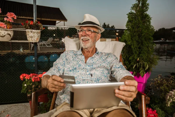 Senior Muž Nakupování Lince Tabletu Kreditní Karty Venku — Stock fotografie