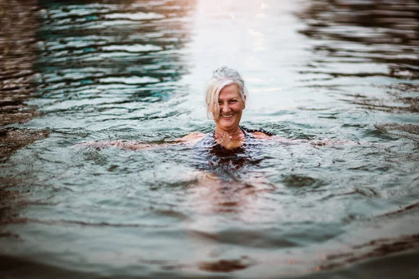 Porträt Einer Lächelnden Seniorin Beim Schwimmen Strand — Stockfoto