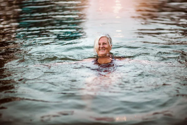 Retrato Uma Mulher Sênior Sorrindo Nadando Curtindo Praia — Fotografia de Stock