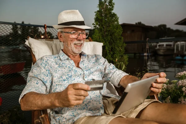 Senior Muž Nakupování Lince Tabletu Kreditní Karty Venku — Stock fotografie