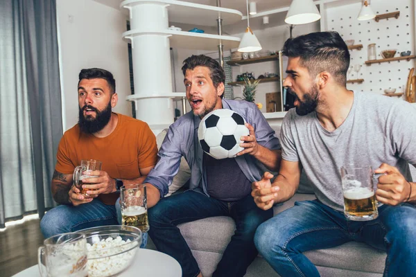 Glückliche Männliche Freunde Oder Fußballfans Sehen Fußball Fernsehen Und Feiern — Stockfoto