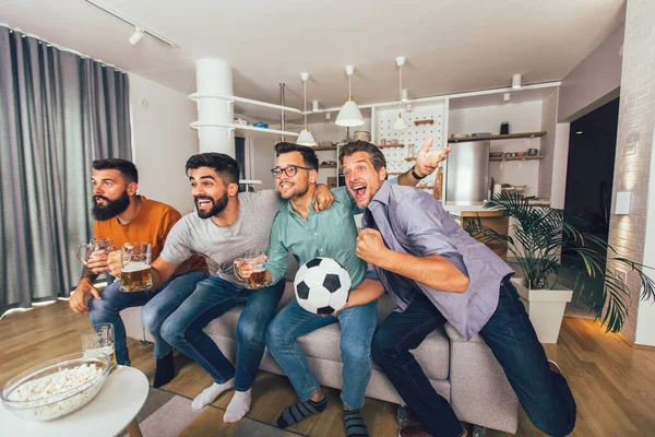 Gelukkige Mannelijke Vrienden Voetbalfans Kijken Voetbal Vieren Overwinning Thuis — Stockfoto
