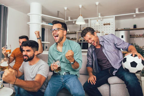 Amigos Varones Felices Aficionados Fútbol Viendo Fútbol Televisión Celebrando Victoria — Foto de Stock