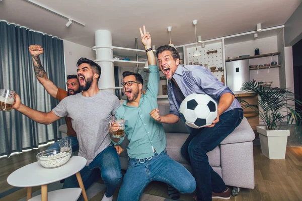 Счастливые Друзья Футбольные Болельщики Смотрят Футбол Телевизору Празднуют Победу Дома — стоковое фото