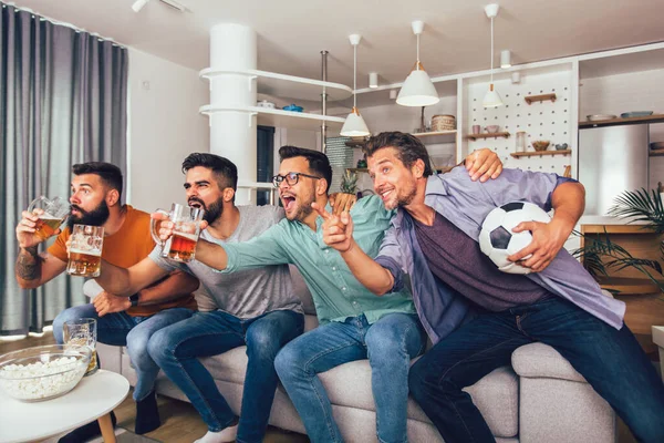 Glückliche Männliche Freunde Oder Fußballfans Sehen Fußball Fernsehen Und Feiern — Stockfoto